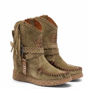 New El Vaquero Wedge Moccasin Sz 10 Boots Arya Silverstone Grun in Khaki Green